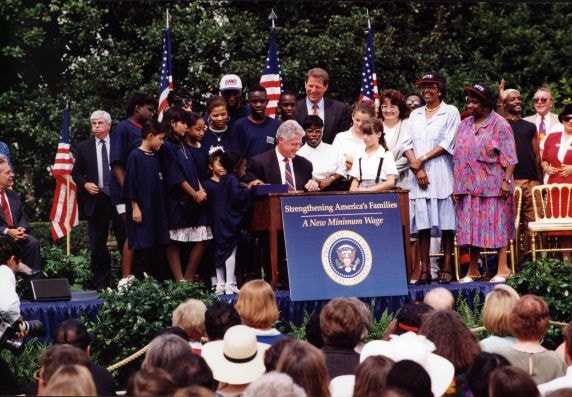 Năm 1996, Tổng thống Bill Clinton đã đồng ý tăng mức lương tối thiểu của Hoa Kỳ sau rất nhiều lần trì hoãn từ các đời tổng thống trước. Trước đó, vấn đề tăng lương tối thiểu đã gây tranh cãi gay gắt vì người ta lo ngại sẽ làm giảm việc làm. Nguòn ảnh: Econhist.