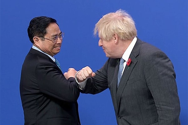 Thủ tướng Chính phủ Phạm Minh Chính (trái) và Thủ tướng Anh Boris Johnson tại Hội nghị Thượng đỉnh COP26