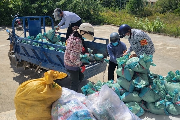 Mạnh thường quân, đồng nghiệp cùng góp sức tặng nhu yếu phẩm cho đoàn thiện nguyện