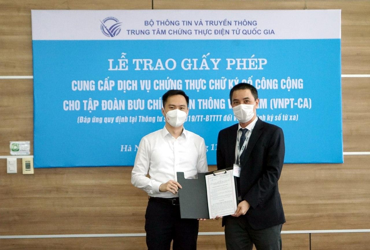 _Ông Nguyễn Thiện Nghĩa - Phó Giám đốc phụ trách Trung tâm Chứng thực điện tử Quốc gia trao giấy phép cho đại diện VNPT.