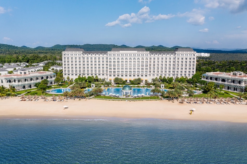 Vinpearl Resort & Golf Phú Quốc tọa lạc trên bãi biển nguyên sơ trải dài hướng trọn về vịnh biển Tây của cực nam đất nước. Vẻ đẹp của cảnh quan thiên nhiên tuyệt mỹ vùng bắc đảo giúp tôn vinh kiến trúc tân cổ điển châu Âu sang trọng của khu nghỉ dưỡng. 