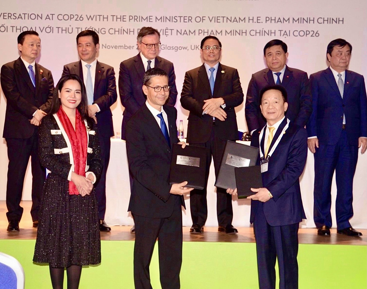 Ông Đỗ Quang Hiển, Chủ tịch HĐQT kiêm Tổng Giám đốc Tập đoàn T&T Group và ông Patrick Lee, Chủ tịch Standard Chartered Việt Nam, Giám đốc Standard Chartered Singapore và thị trường ASEAN trao biên bản ghi nhớ tài trợ vốn 6 tỷ USD cho các dự án xanh của T&T Group - Ảnh Chí Hiếu