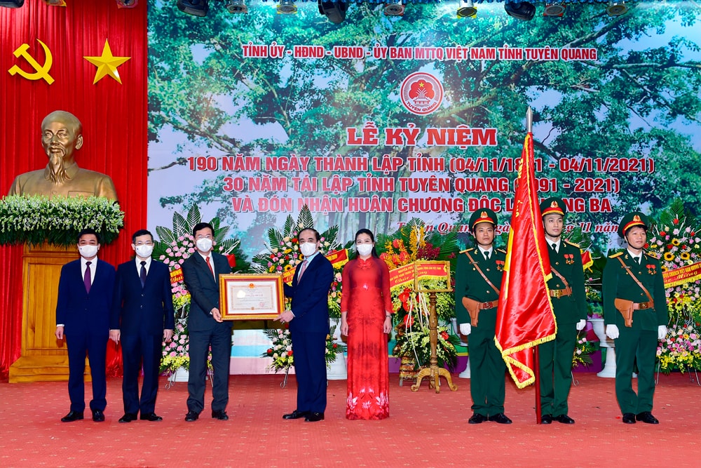 Thay mặt lãnh đạo Đảng, Nhà nước, đồng chí Võ Văn Thưởng, Ủy viên Bộ Chính trị, Thường trực Ban Bí thư Trung ương Đảng trao tặng Huân chương Độc lập Hạng Ba cho tỉnh Tuyên Quang