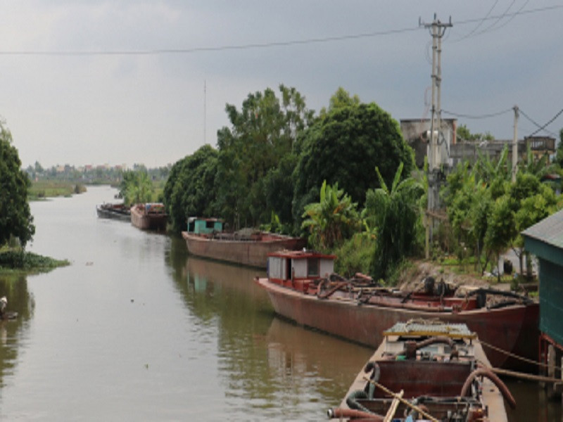 ảnh hưởng đến giao thông đường thủy nội địa và đất bãi canh tác ven sông, gây bức xúc trong nhân dân. 