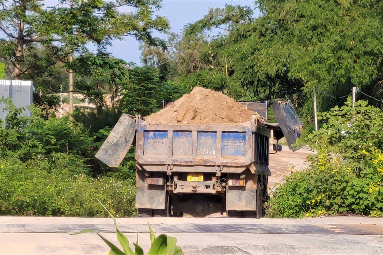 Theo ghi nhận, hầu hết các phương tiện đều chở đến có ngọn, quá khổ và có dấu hiệu quá tải.