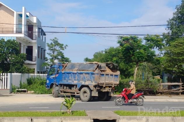 Để chở đất san lấp vào dự án, Công ty CP Vinaconex 25 đã đấu nối trái phép đường dẫn vào đường ĐT 607.