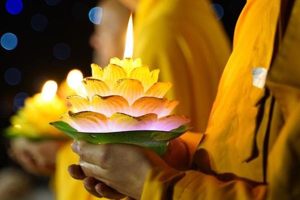 Cuộc sống này cũng vậy, vẫn đổi thay không ngừng, chỉ có tâm mình mải mê rong ruổi vì suy nghĩ của những vị kỷ, những sân si tham đắm mà buồn, mà vui.