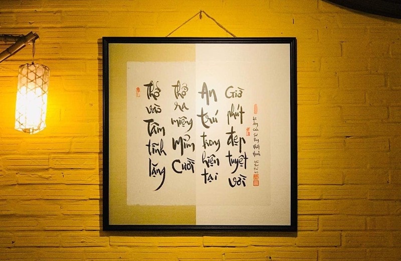 Ta hiểu và mỉm cười, và thương những điều làm mình bất an ấy.