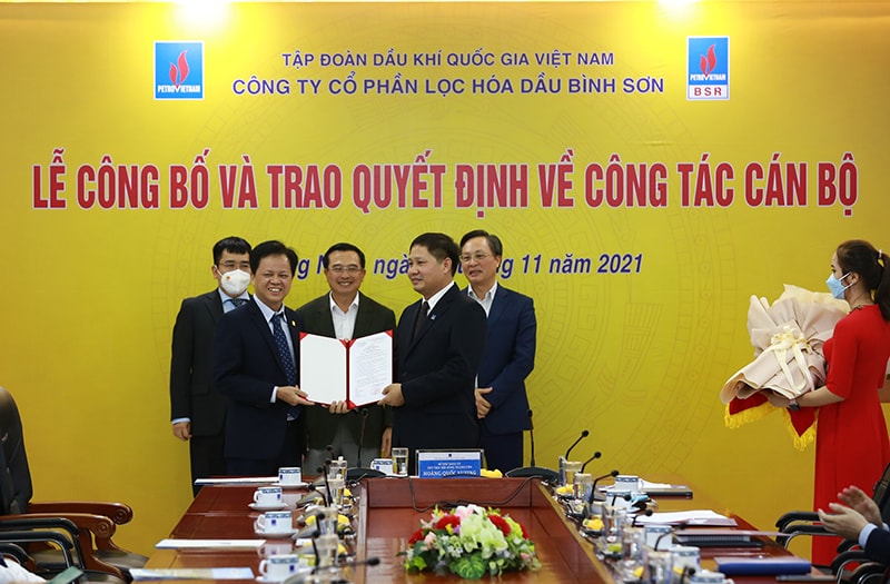 Chủ tịch HĐQT BSR Nguyễn Văn Hội trao quyết định bổ nhiệm cho tân Tổng Giám đốc BSR Bùi Ngọc Dương