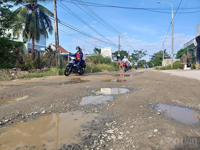 Khi các dự án cơ bản hoàn thành, các chủ đầu tư đều im lặng trước việc sửa chữa đường tại địa phương.