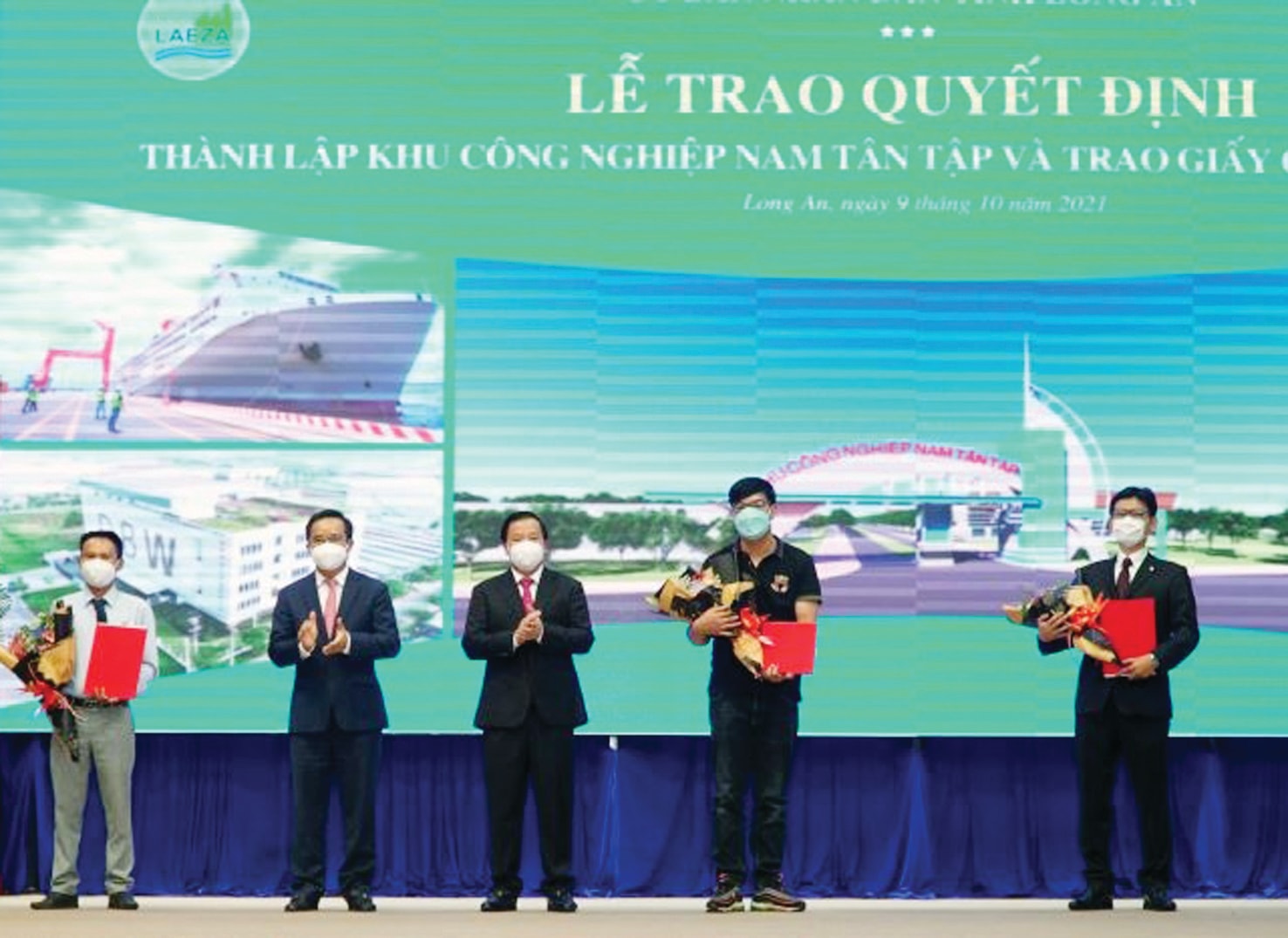  Lãnh đạo tỉnh Long An trao Quyết định thành lập Khu công nghiệp Nam Tân Tập và trao Giấy chứng nhận đầu tư cho Saigontel Long An.
