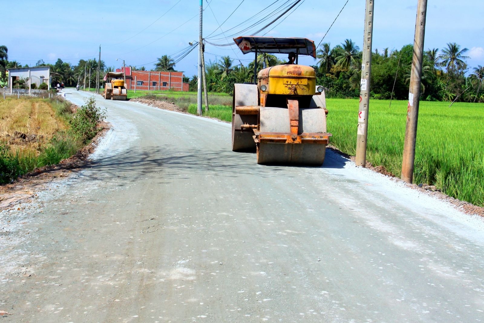  Hệ thống giao thông nông thôn cũng được tỉnh chú trọng đầu tư, xây dựng, phục vụ nhu cầu đi lại của người dân