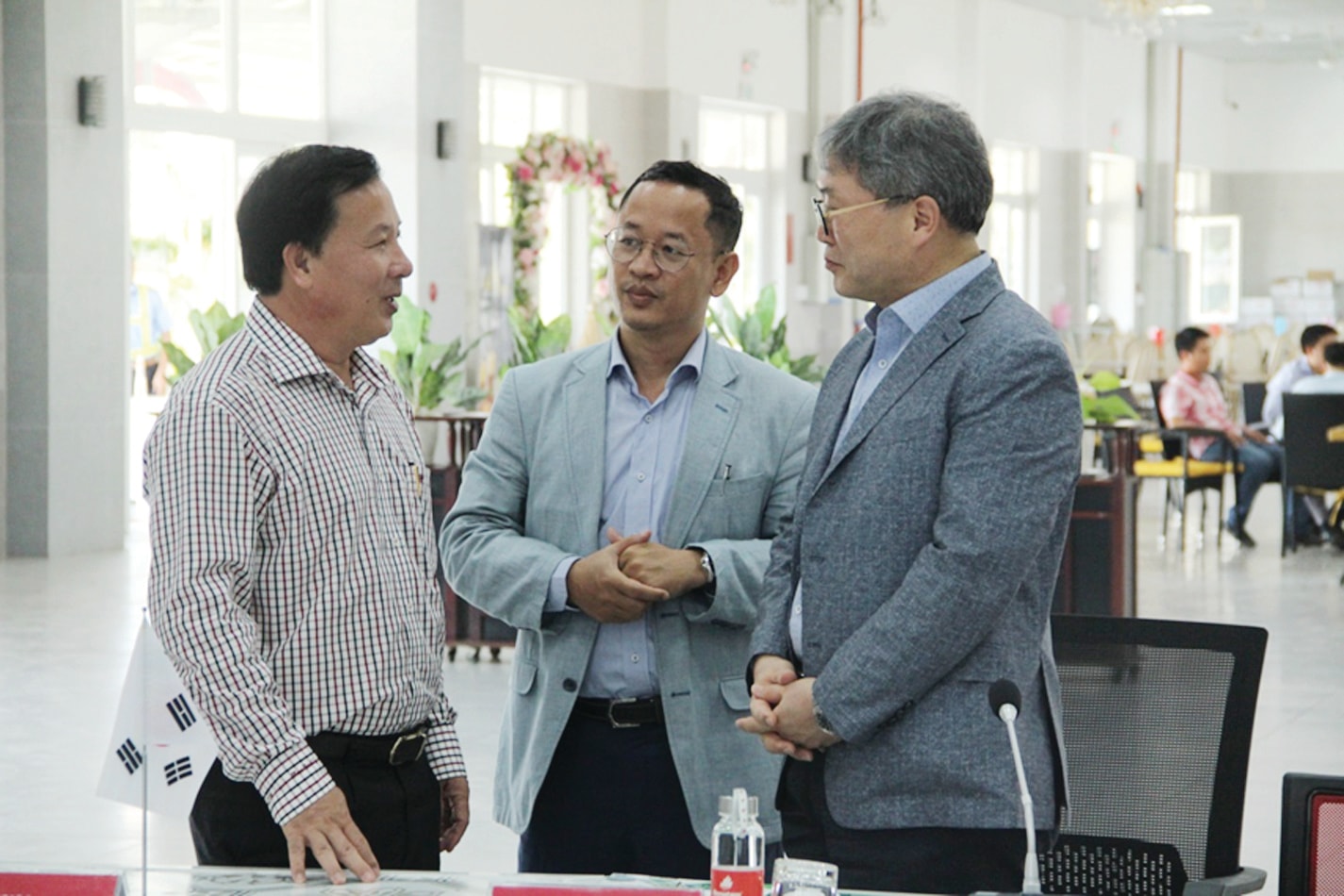  Ông Nguyễn Văn Út - Phó Bí thư, Chủ tịch UBND tỉnh Long An (bìa trái) tiếp chuyện cùng ông Cho-Han-Deog -Giám đốc văn phòng KOICA Việt Nam (bìa phải).
