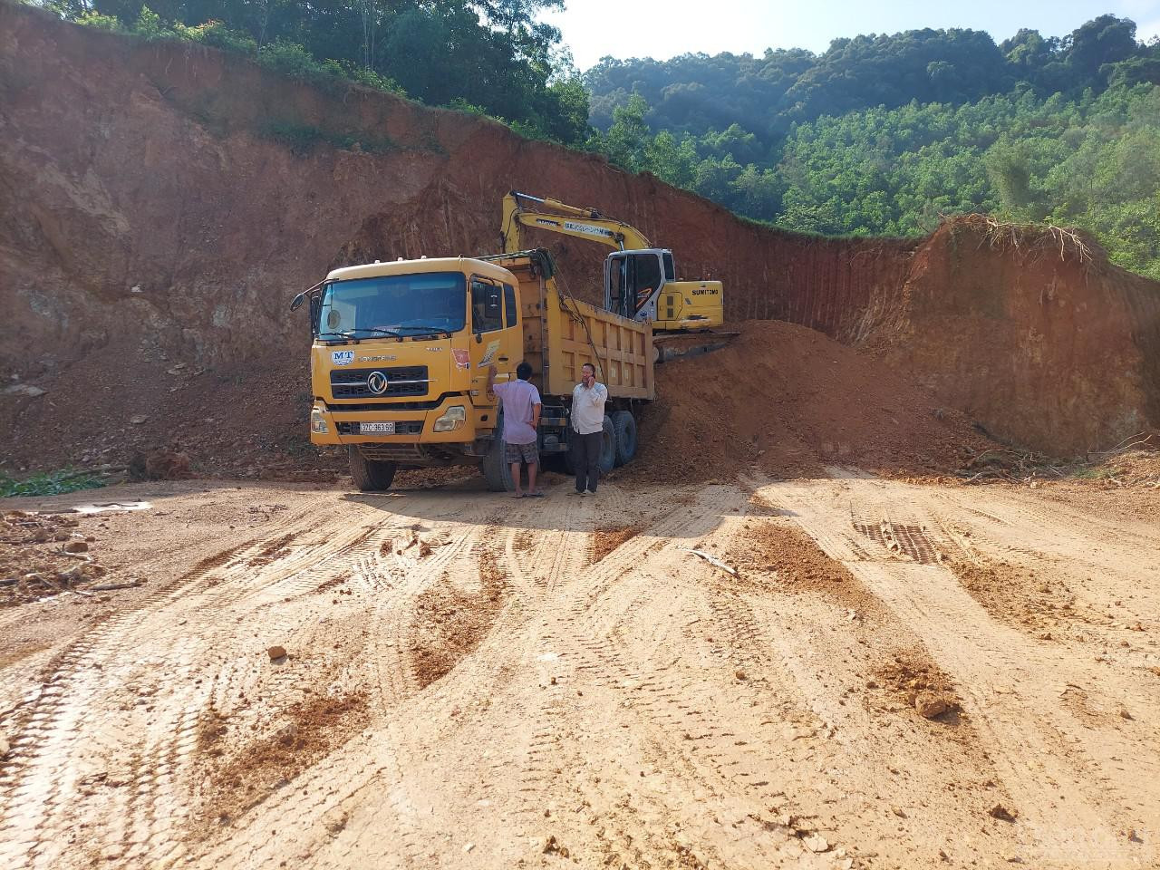 Tình trạng khai thác đất phụ gia xi măng trái phép ở xã Khai Sơn, huyện Anh Sơn để vận chuyển đi nơi khác nhưng lãnh đạo chính quyền địa phương vẫn làm ngơ không biết