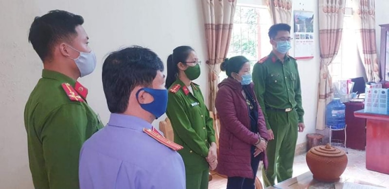 Cơ quan CSĐT Công an huyện Anh Sơn tống đạt các quyết định khởi tố vụ án, khởi tố bị can, bắt tạm giam nguyên Chủ tịch UBND xã Khai Sơn để điều tra về hành vi liên quan đến hỗ trợ tiền khắc phục bão, lũ trên địa bàn