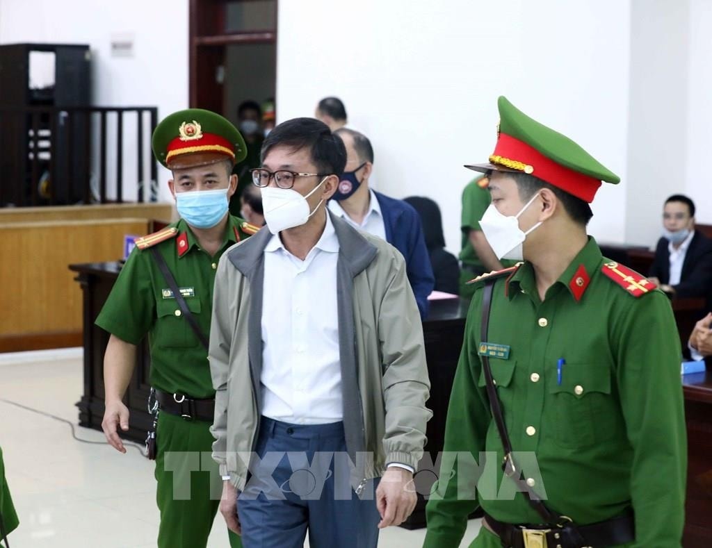 Bị cáo Nguyễn Duy Linh bị TAND Tp Hà Nội tuyên phạt 14 năm tù về tội nhận hối lộ (Ảnh: TTXVN)