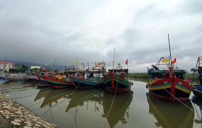 Nhiều ngư dân buộc phải neo thuyền vào bờ chờ giá xăng ổn định hoặc giãn thời gian ra khơi