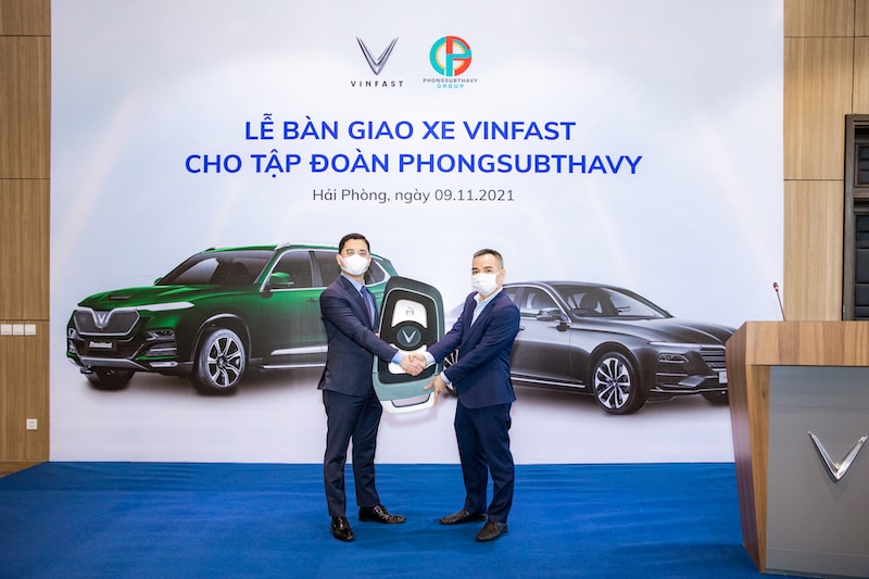 Đại diện Công ty VinFast Trading Việt Nam và Tập đoàn Phongsubthavy chính thức bàn giao lô xe ô tô đầu tiên sang Lào.