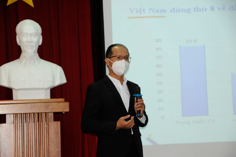 Ông Nguyễn Hữu Nam - Phó Giám đốc VCCI/HCM trình bày Tham luận tại Hội thảo “Thúc đẩy mạng lưới doanh nghiệp tiên phong hướng tới 100% năng lượng tái tạo”.