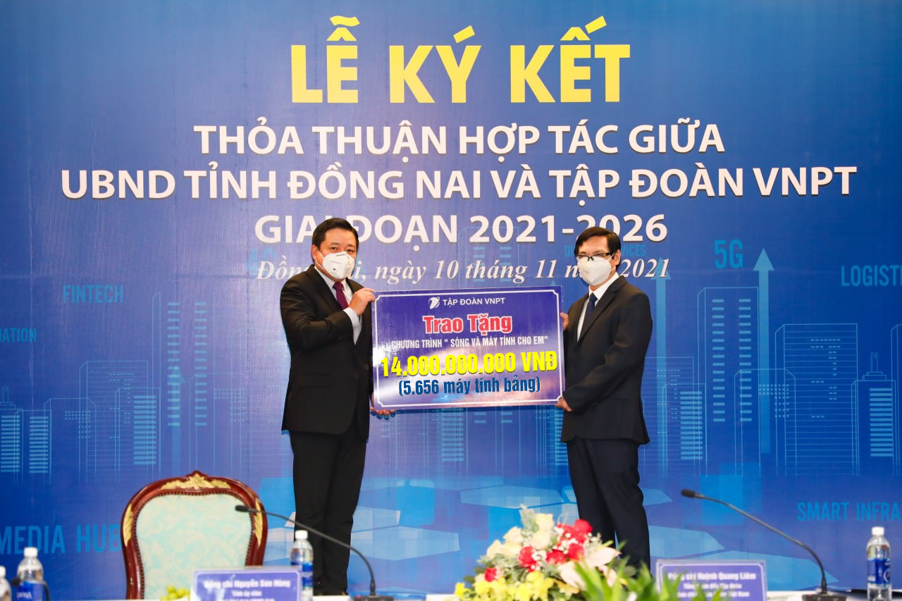 Tổng giám đốc VNPT Huỳnh Quang Liêm (bên trái) và Phó chủ tịch UBND tỉnh Đồng 