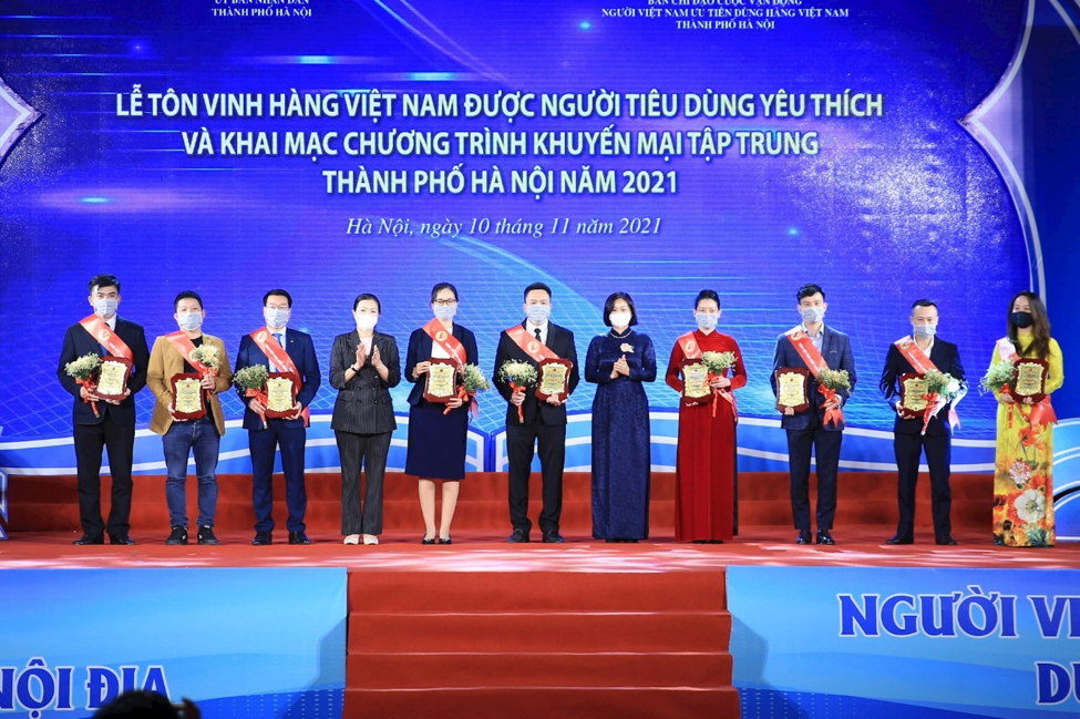 Đại diện Điện Quang (Thứ 2 bên phải) nhận giải thưởng Hàng Việt Nam được người tiêu dùng yêu thích năm 2021 (Ảnh Quang Thái)