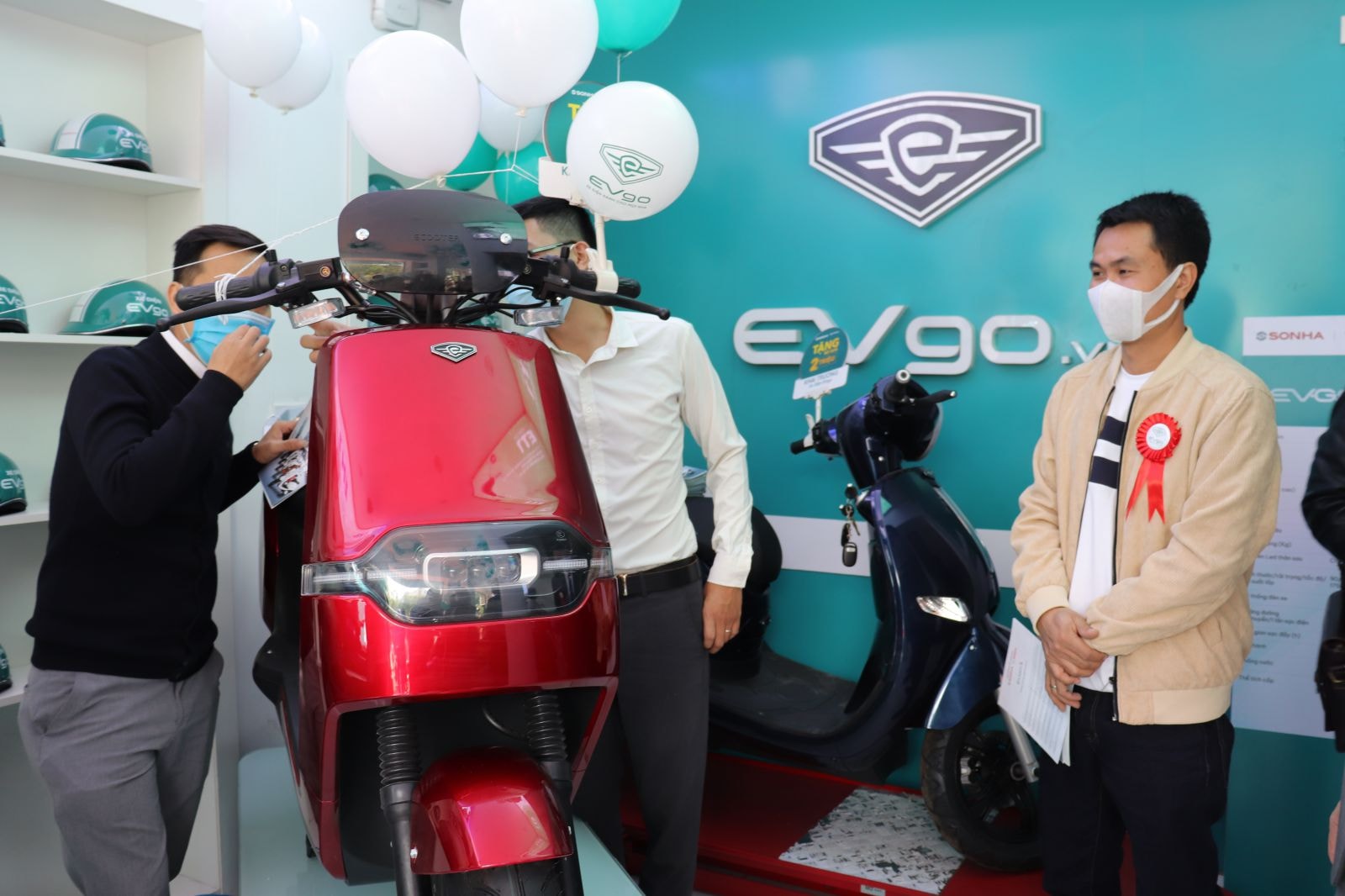 Khách tham quan đang kham phám chiếc xethuộc phân khúc cao cấp là Ecooter