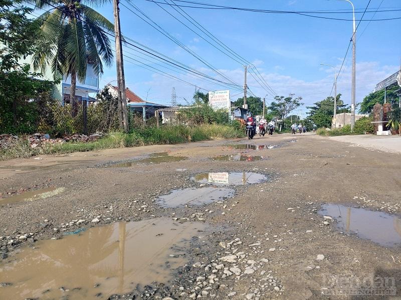 Những ổ voi, ổ trâu lởm chởm trên tuyến đường 773 tại phường Điện Nam Trung, Thị xã Điện Bàn.