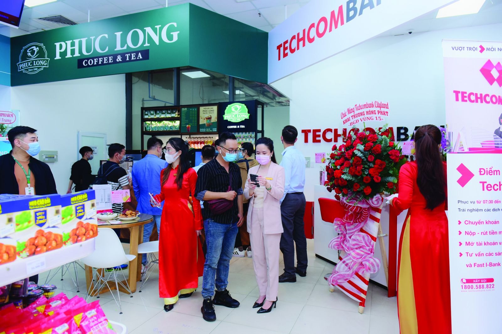  Bên trong 1 cửa hàng VinMart+ tại TP HCM tích hợp Techcombank, Phúc Long và Phano Mart