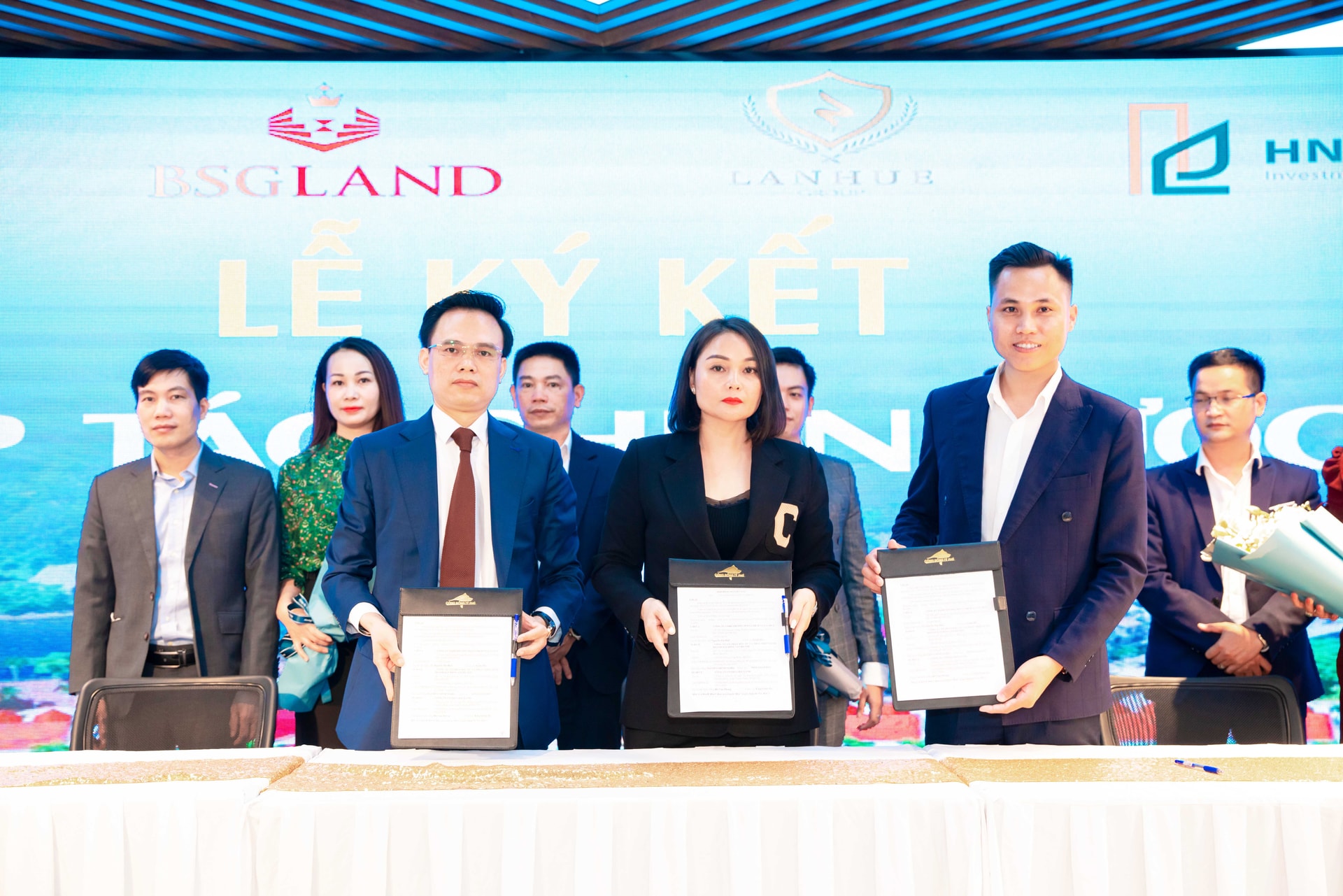 Ông Hồ Trọng Phòng (BSG Land), Bà Nguyễn Thị Huế (Lân Huế), Ông Nguyễn Chính Nghĩa (HN Invest) từ phải qua trái.