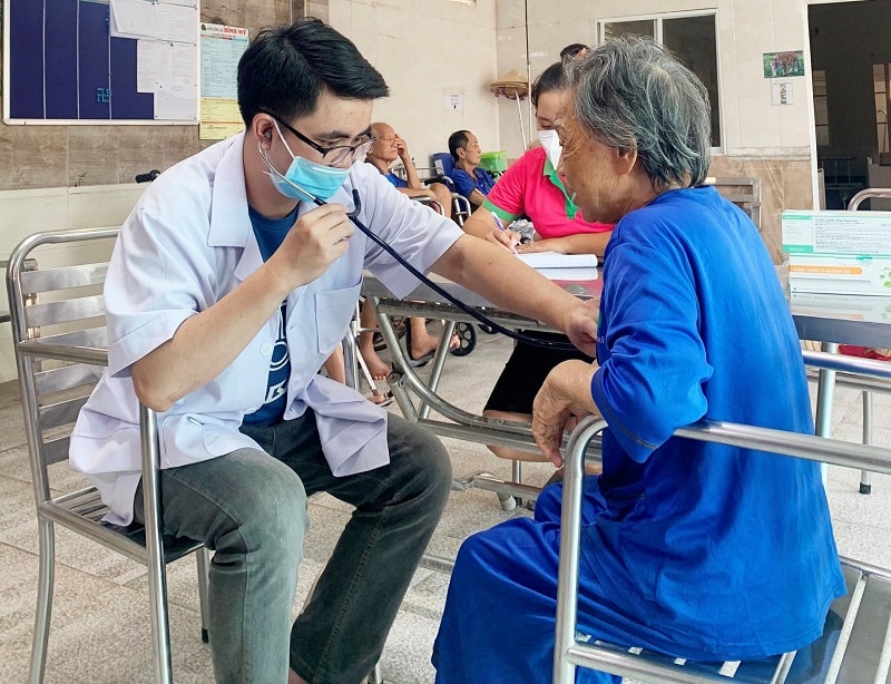 Chăm sóc sức khỏe cho người cao tuổi tại Viện dưỡng lão Bình Mỹ.