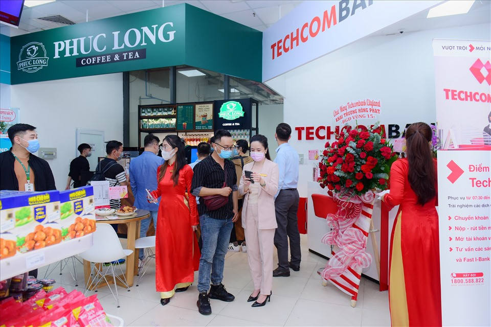 Cửa hàng WinMart+ theo mô hình mini-mall tích hợp kiosk Phúc Long và Techcombank.