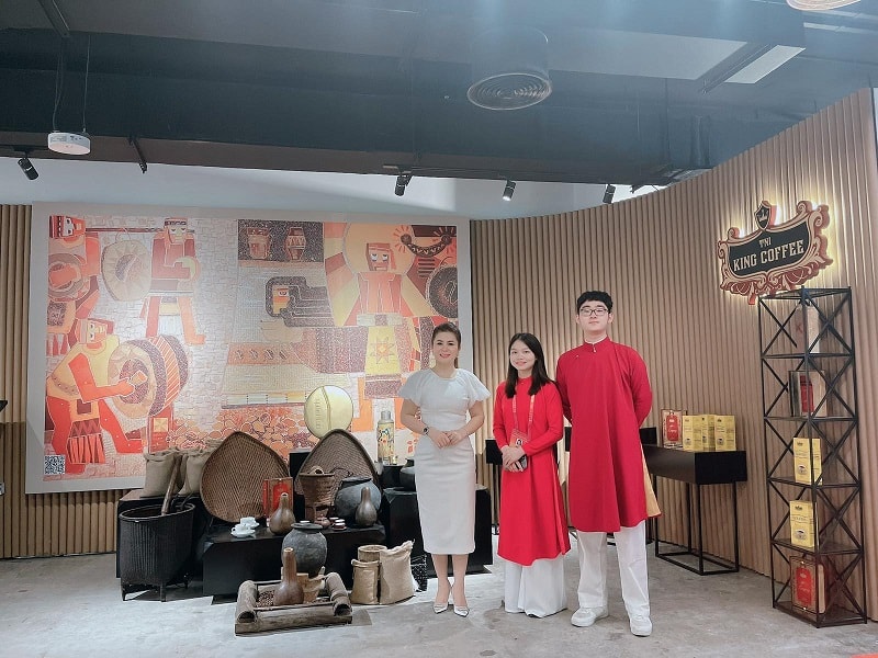 Bà Lê Hoàng Diệp Thảo tại gian hàng TNI King Coffee 