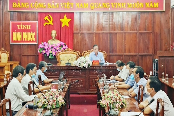 ngày 4/8, ông Huỳnh Anh Minh - Phó Chủ tịch UBND tỉnh Bình Phước và lãnh đạo các sở, ngành đã có buổi làm việc trực tuyến với Bộ Giao thông vận tải, Ban Quản lý dự án đường Hồ Chí Minh và một số tỉnh, thành bàn thủ tục chuẩn bị đầu tư dự án cao tốc TP.HCM - Thủ Dầu Một - Chơn Thành theo hình thức PPP