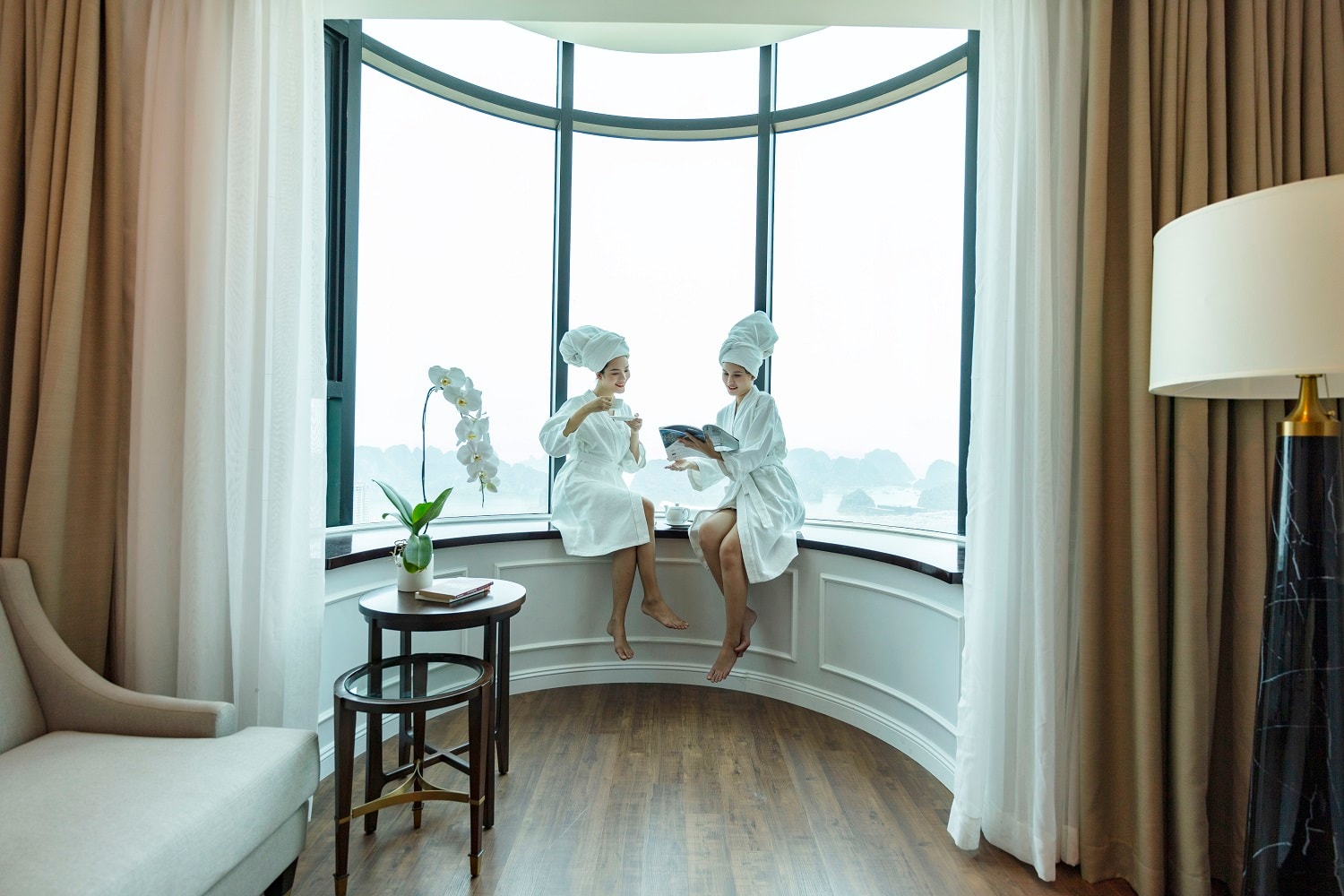 Ảnh 1: Sau thời gian dài giãn cách, một kỳ nghỉ trong căn phòng view trọn vịnh Hạ Long giúp du khách nạp lại năng lượng. Ảnh: FLC Hạ Long