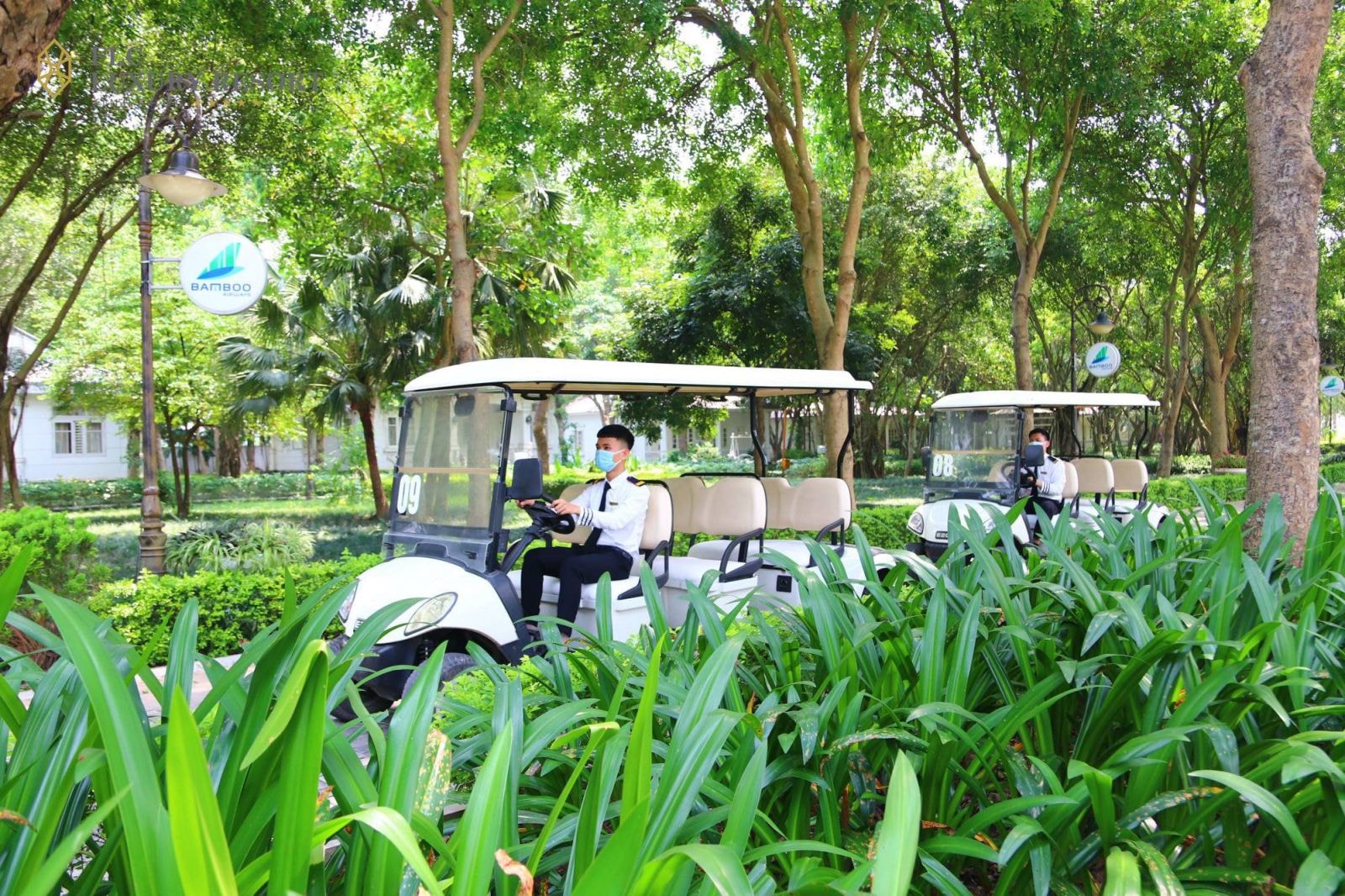 Ảnh 3: Nhân viên khu nghỉ dưỡng được tập huấn để đón khách an toàn theo tiêu chuẩn 5K. Ảnh: FLC Vĩnh Phúc.