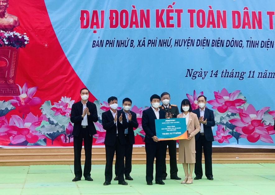 Bà Nguyễn Thị Hương – Phó Tổng Giám đốc ABBANK trao tặng 200 căn nhà cho đại diện địa phương với sự chứng kiến của Đại tướng Tô Lâm.