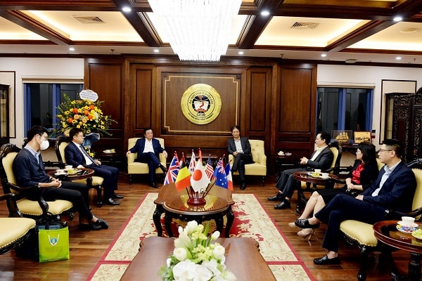 với Bộ trưởng Bộ Nông nghiệp và Phát triển nông thôn Lê Minh Hoan trao đổi cùng Ban giám hiệu trường đại học Kinh tế quốc dân.