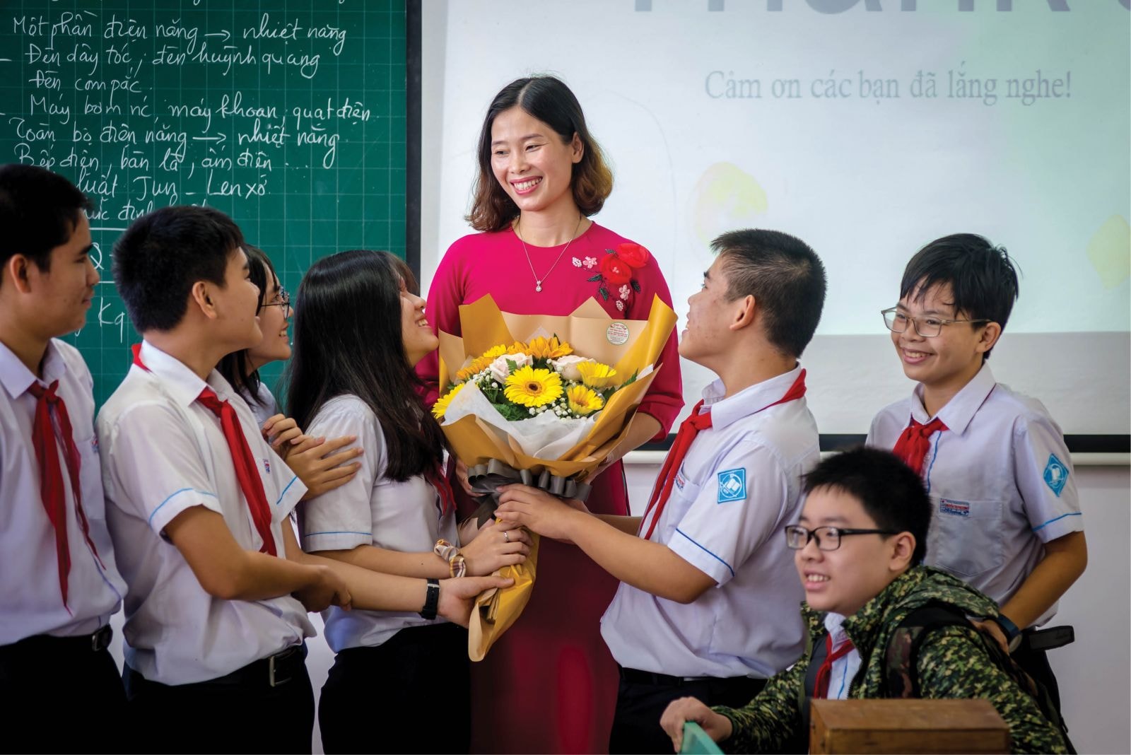 Hạnh phúc của nghề giáo là luôn được học trò nhớ đến và trân quý. Ảnh: Đăng Tuyên