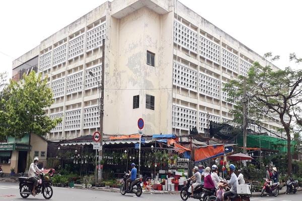 khu đất “vàng” 419 Lê Hồng Phong (P.2, Q.10, TP HCM), rộng gần 11.000 m2, mặc dù đã trôi qua hơn 5 tháng kể từ ngày UBND TP HCM có quyết định thu hồi nhưng vẫn không thể lấy lại được và tiếp tục sử dụng sai mục đích
