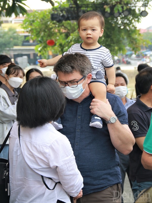 Trong đoàn khách du lịch đến Quảng Nam, có rất nhiều người gốc Việt và có người gia đình sinh sống tại Việt Nam.