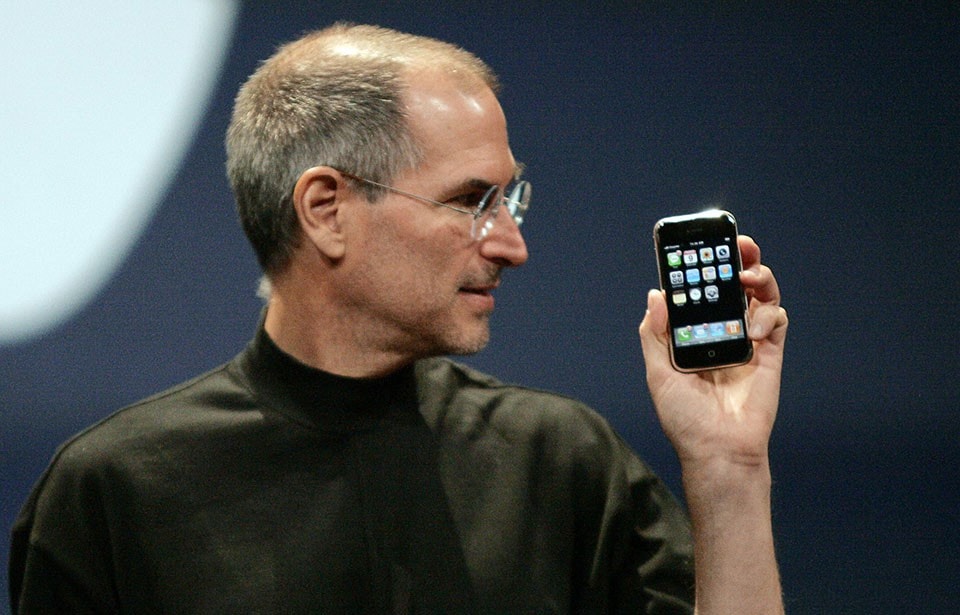 Steve Jobs và chiếc IPhone đầu tiên.