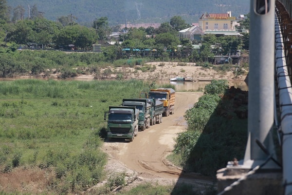 Khi thấy phóng viên, các lái xe chủ động dừng lại.