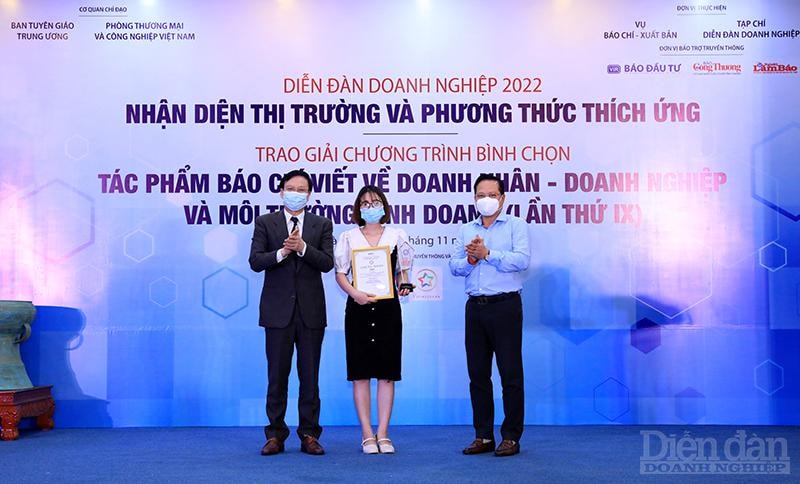 Ông Hồ Quang Lợi – Phó Chủ tịch Hội Nhà báo Việt Nam, ông Trịnh Minh Anh – Chánh văn phòng Ban chỉ đạo liên ngành hội nhập quốc tế về kinh tế trao giải Nhì cho nhóm tác giả Đan Thanh - Hoàng Dung, Báo Dân Trí với Tác phẩm: Hùng Trần: Got-it hé lộ hậu quả nếu áp dụng tuyên ngôn “1 sếp không bao giờ sai-2 xem lại điều 1”; tác giả Mỹ Ý, Tạp chí Diễn đàn Doanh nghiệp với loạt bài Cuộc chơi tài chính của Vingroup.