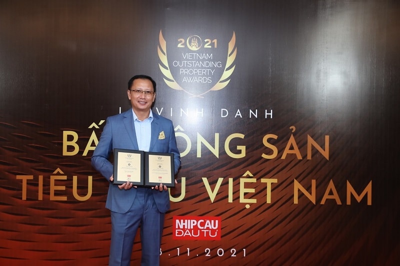 Đại diện Tập đoàn Nam Group – Nhà phát triển dự án Thanh Long Bay nhận hai giải thưởng danh giá là “Dự án xanh tiêu biểu” và “Dự án có hạ tầng công cộng tiêu biểu”