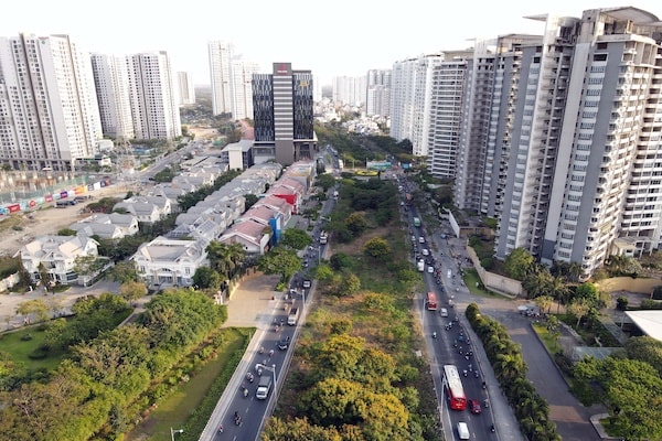kiến trúc sư Ngô Viết Nam Sơn, cho hay: chuyện một khu vực trở thành thành phố không đồng nghĩa với chuyện từ một huyện nâng cấp lên thành phố, vì còn phụ thuộc vào cơ sở pháp lý về định hướng phát triển đô thị.p/“Thành phố phải tự lực, tự cường, có hệ thống hạ tầng kỹ thuật, hạ tầng xã hội đồng bộ phục vụ cho tất cả người dân.