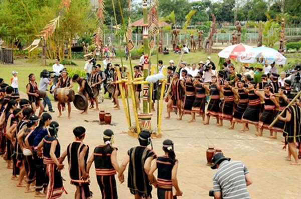 văn hoá chính là con người, gắn chặt với con người trong mọi khía cạnh cuộc sống.