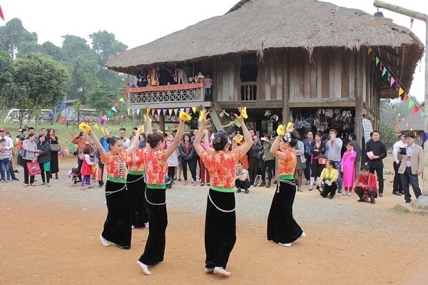 để đẩy mạnh sự phát triển của xã hội thì phải khuyến khích, cổ vũ, đề cao những phần tích cực của văn hoá.