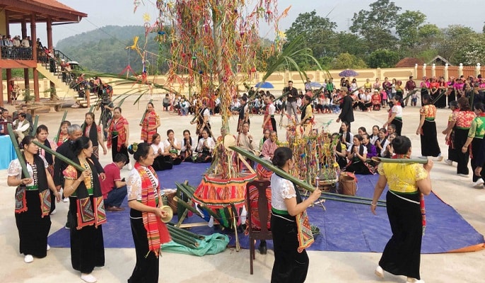 Văn hóa là tổng thể các hệ thống giá trị, bao gồm các mặt tình cảm, tri thức, vật chất, tinh thần của xã hội.