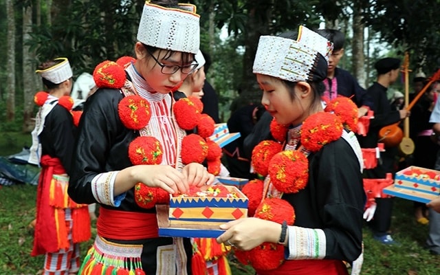 Bảo vệ và phát huy nền văn hoá truyền thống của dân tộc vốn được xây đắp hàng ngàn đời nay bằng máu xương và mồ hôi, nước mắt của biết bao thế hệ cha ông. 