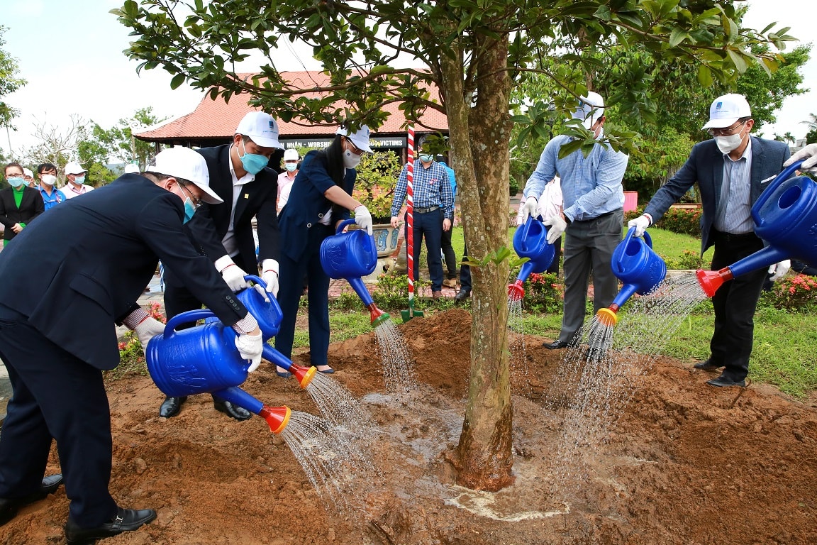 Lãnh đạo tỉnh Quảng Ngãi, Tập đoàn Dầu khí Việt Nam và BSR trồng cây Mai xuân